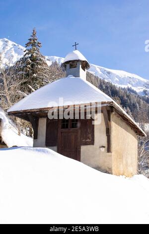 Piccola cappella coperta di neve nelle alpi francesi Foto Stock