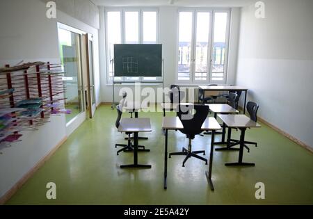 Oranienburg, Germania. 21 Gennaio 2021. Le sedie sono collocate sulle panchine della scuola in un'aula vuota della scuola Comenius. Cinque anni fa la scuola elementare integrativa con gruppi di sostegno linguistico si era trasferita a Oranienburg-Süd in un nuovo edificio. Credit: Soeren Stache/dpa-Zentralbild/ZB/dpa/Alamy Live News Foto Stock