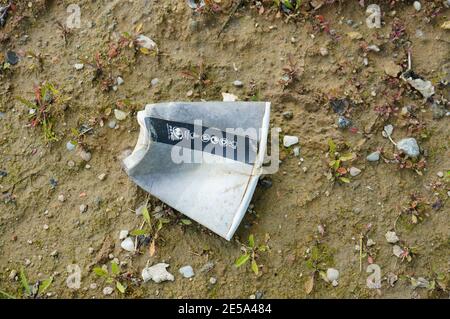 POZNAN, POLONIA - 09 luglio 2017: Tazza di carta vuota che posa sul terreno Foto Stock