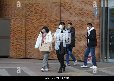 Sendai, Miyagi, Giappone. 27 Dicembre 2020. Persone che indossano la maschera come misura preventiva contro Covid19 camminare di fronte alla stazione.27 dicembre 2020 l'ultimo giorno del programma Go to Travel in Giappone. Nell'ultimo giorno del programma molte persone tornano a casa da viaggi ad altre prefettura. Il Giappone ha sospeso il programma Go to Travel a livello nazionale dal 28 dicembre 2020 al 7 febbraio 2021. Credit: Takimoto Marina/SOPA Images/ZUMA Wire/Alamy Live News Foto Stock