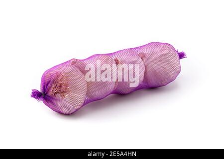 Sacchetto a rete di spicchi d'aglio isolato su sfondo bianco Foto Stock