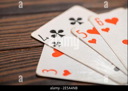 Carte da gioco su un tavolo di legno. Primo piano, messa a fuoco selettiva. Foto Stock