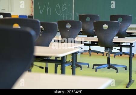 Oranienburg, Germania. 21 Gennaio 2021. Le sedie sono collocate sulle panchine della scuola in un'aula vuota della scuola Comenius. Cinque anni fa la scuola elementare integrativa con gruppi di sostegno linguistico si era trasferita a Oranienburg-Süd in un nuovo edificio. Credit: Soeren Stache/dpa-Zentralbild/ZB/dpa/Alamy Live News Foto Stock