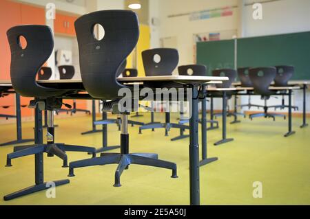 Oranienburg, Germania. 21 Gennaio 2021. Le sedie sono collocate sulle panchine della scuola in un'aula vuota della scuola Comenius. Cinque anni fa la scuola elementare integrativa con gruppi di sostegno linguistico si era trasferita a Oranienburg-Süd in un nuovo edificio. Credit: Soeren Stache/dpa-Zentralbild/ZB/dpa/Alamy Live News Foto Stock