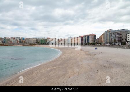 La Coruna - Spagna - 01 agosto 2012: Vista delle spiagge vuote di Orzan e Riazor in una giornata estiva nuvolosa e fredda, nella città di la Coruna, nel nort Foto Stock