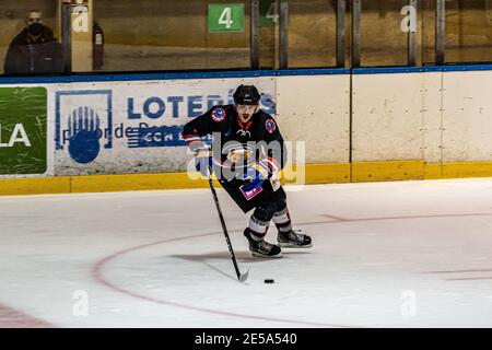 MAJADAHONDA, SPAGNA - 14 novembre 2020: Partita di hockey su ghiaccio maschile tra SAD Majadahonda e CG Puigcerda tenuta presso la pista di ghiaccio la Nevera a Majadahonda su No Foto Stock