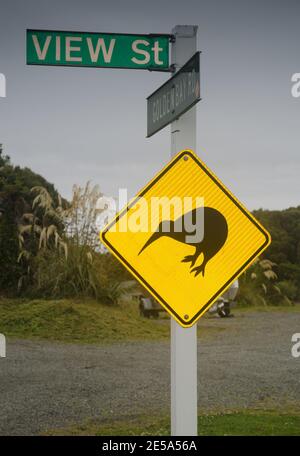 Segnale di attenzione dalla presenza del kiwi. Oban. Stewart Island. Nuova Zelanda. Foto Stock