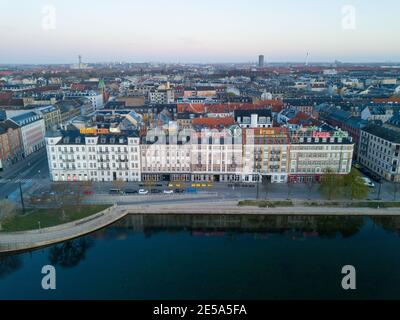 Drone Visualizza le luci al neon sugli edifici di Copenhagen, Danimarca Foto Stock