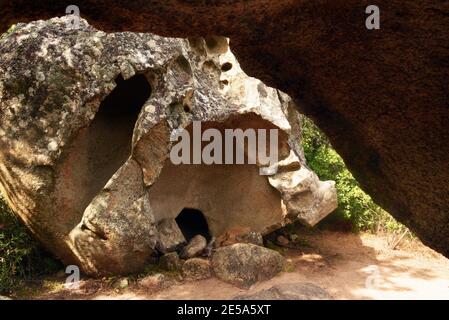 Il sentiero del patrimonio con Oriu famoso, antico rifugio per pastori vicino Monaccia d'Aullene, Francia, Corsica Foto Stock