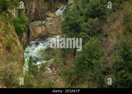 Il torrente di montagna scorre rapidamente e tumultuosamente tra pietre e salti. Abruzzo, Italia, Europa Foto Stock