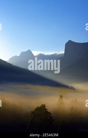 Rocher Rond e le Aiguilles de la Jarjatte, Auvergne-Rhône-Alpes, Francia, Drome, Lus la Croix Haute Foto Stock