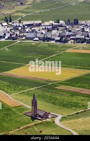 Campo paesaggio con chiesa Sainte Cecile, Francia, Provenza, Alpi dell'alta Provenza, Ceillac Foto Stock