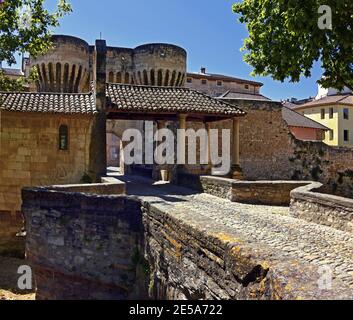 Porta della città Porte Notre Dame con ponte sul Nesque e cappella, Francia, Provenza, Vaucluse, Pernes les Fontaines Foto Stock