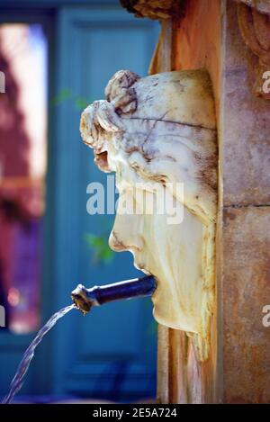 fontana nel centro del villaggio, Francia, Dept Var, Cotignac Foto Stock