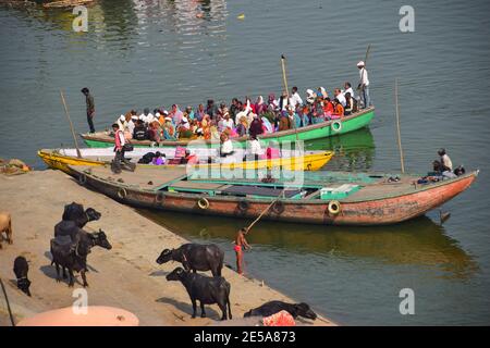 Barca di pellegrini sul fiume Gange, Ghats, Varanasi, India Foto Stock
