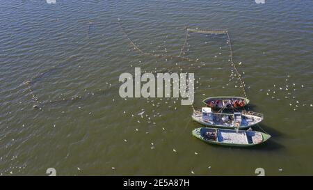 Vista Aerail al pescatore che lavora sulla trappola di pesce mare Foto Stock