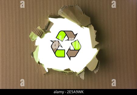 Carta marrone strappata con logo riciclabile sullo sfondo Foto Stock