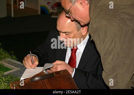 Il filosofo e scrittore rumeno Gabriel Liiceanu firma uno di il suo libro durante l'evento Foto Stock