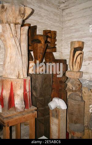 Canada, 2006. Opere d'arte all'interno della bottega dello scultore rumeno-canadese Nicapetre. Foto Stock