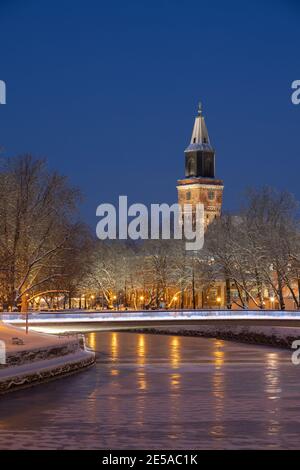 La torre della Cattedrale di Turku nella notte invernale a Turku, Finlandia Foto Stock