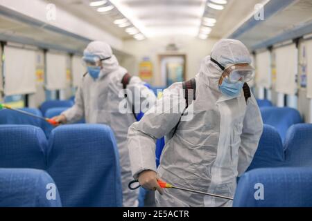 Changchun, la provincia cinese di Jilin. 27 gennaio 2021. I lavoratori effettuano la disinfezione su un treno in preparazione della prossima corsa di viaggio del Festival di primavera, a Changchun, nella provincia di Jilin della Cina nordorientale, il 27 gennaio 2021. La corsa di viaggio del Festival di Primavera della Cina si estenderà dal 28 gennaio all'8 marzo di quest'anno. Credit: Zhang Nan/Xinhua/Alamy Live News Foto Stock