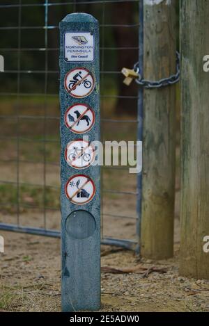 Bittern, VIC / Australia - Dic 25 2018: No motociclette, no animali domestici, no biciclette, nessun segno di fuoco di fronte al parco Foto Stock