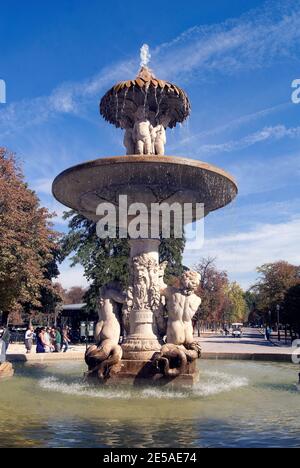 Fuente de la Alcachofa Parque del Retiro en Madrid Foto Stock