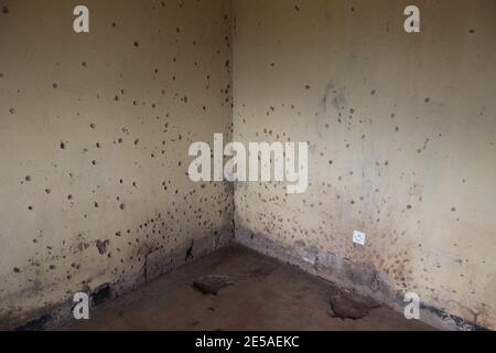 Buchi pallottola sinistra nel campo Kigali edificio dove belga i soldati sono stati uccisi nel 1994 Foto Stock