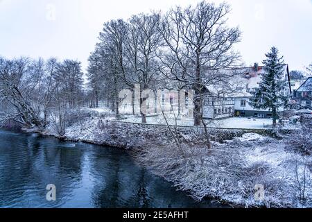 Winter an der Ruhr bei Fröndenberg, Nordrhein-Westfalen | fiume Ruhr in inverno, Froendenberg, Nord Reno-Westfalia, Germania Foto Stock