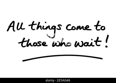 Tutte le cose vengono a coloro che aspettano! scritto a mano su sfondo bianco. Foto Stock