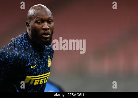 Milano, Italia. 26 gennaio 2021. Romelu Lukaku (FC Internazionale) si sta riscaldando prima dell'inizio della partita durante FC Internazionale vs AC Milan, Campionato Italiano Coppa Italia a Milano, Italia, Gennaio 26 2021 Credit: Independent Photo Agency/Alamy Live News Foto Stock