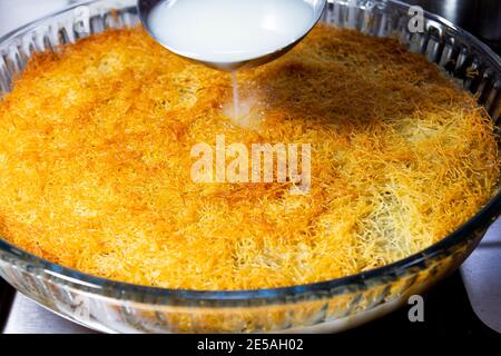 Dessert di grano sminuzzato, kadayif. Turkhish cibo dolce tradizionale Foto Stock