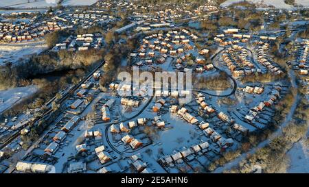 Casa moderna con case coperte di neve a Lawley in Telford, Shropshire. Gennaio 2021 Foto Stock