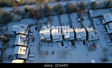 Casa moderna con case coperte di neve a Lawley in Telford, Shropshire. Gennaio 2021 Foto Stock