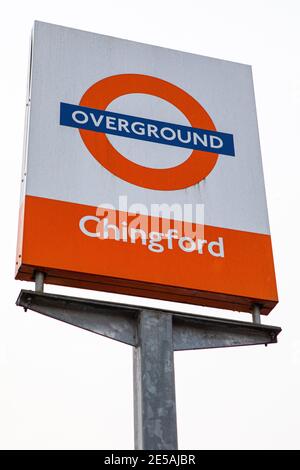 Londra, Regno Unito - 24 gennaio 2021: Un cartello all'ingresso della stazione di Chingford nella città di Chingford a Londra, Regno Unito. Foto Stock