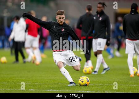 26 gennaio 2021, Milano, Italia: Milano, Italia, Stadio Giuseppe Meazza San Siro, 26 gennaio 2021, Alexis Saelemaekers (AC Milan) si sta riscaldando prima che la partita inizi durante FC Internazionale vs AC Milan - Calcio Italiano Coppa Italia (Credit Image: © Francesco Scaccianoce/LPS via ZUMA Wire) Foto Stock