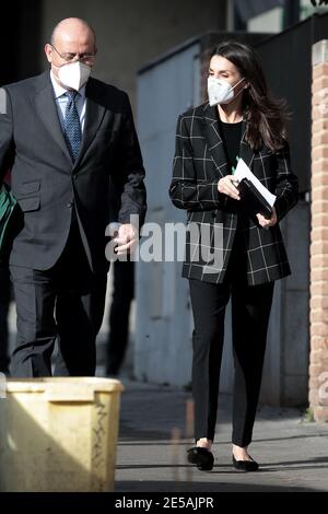 Madrid, Spagna; 27/01/2021.- la Regina di Spagna Letizia al suo arrivo alla riunione di lavoro presso la Federazione spagnola delle malattie rare (FEDER in spagnolo). La regina continua senza rilasciare alcun indumento o accessorio, a questo appuntamento è venuto con un maglione di base, Modello in maglia fine con maniche lunghe e collo arrotondato, pantaloni con freccette che si rastremano alle caviglie e rifiniti con una griglia blazer con linee bianche sottili, scarpe nere a punta bassa, il tutto di Hugo Boss. Credit: dpa Picture Alliance/Alamy Live News Foto Stock