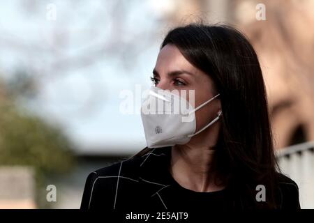 Madrid, Spagna; 27/01/2021.- la Regina di Spagna Letizia al suo arrivo alla riunione di lavoro presso la Federazione spagnola delle malattie rare (FEDER in spagnolo). La regina continua senza rilasciare alcun indumento o accessorio, a questo appuntamento è venuto con un maglione di base, Modello in maglia fine con maniche lunghe e collo arrotondato, pantaloni con freccette che si rastremano alle caviglie e rifiniti con una griglia blazer con linee bianche sottili, scarpe nere a punta bassa, il tutto di Hugo Boss. Credit: dpa Picture Alliance/Alamy Live News Foto Stock