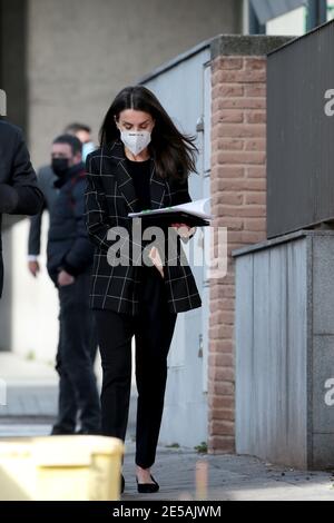 Madrid, Spagna; 27/01/2021.- la Regina di Spagna Letizia al suo arrivo alla riunione di lavoro presso la Federazione spagnola delle malattie rare (FEDER in spagnolo). La regina continua senza rilasciare alcun indumento o accessorio, a questo appuntamento è venuto con un maglione di base, Modello in maglia fine con maniche lunghe e collo arrotondato, pantaloni con freccette che si rastremano alle caviglie e rifiniti con una griglia blazer con linee bianche sottili, scarpe nere a punta bassa, il tutto di Hugo Boss. Credit: dpa Picture Alliance/Alamy Live News Foto Stock