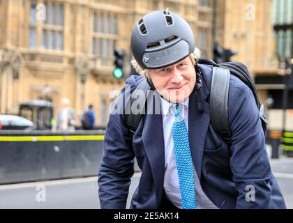 Boris Johnson MP, politico del Partito conservatore britannico, in bicicletta al Parlamento di Westminster, Londra, Regno Unito Foto Stock