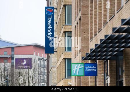 Londra, Regno Unito. 27 gennaio 2021. Una fila di hotel aeroportuali vicino al City Airport di Londra. Il governo del Regno Unito dovrebbe annunciare che i viaggiatori che arrivano nel Regno Unito dovranno quarantena in hotel per 10 giorni, per contribuire a fermare la diffusione del coronavirus. Data immagine: Mercoledì 27 gennaio 2021. Il credito fotografico dovrebbe essere: Matt Crossick/Empics/Alamy Live News Foto Stock