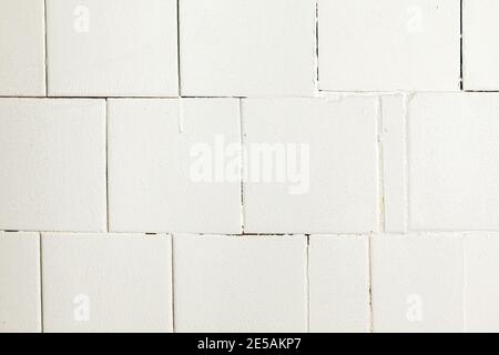 Vecchia parete piastrellata utilizzata in un moderno loft interno Foto Stock