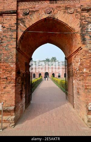 Bagerhat, Bangladesh - il 21 gennaio 2021: La Moschea della Sessanta cupola è una moschea del Bangladesh. Fa parte della città della moschea di Bagerhat, un mondo UNESCO He Foto Stock