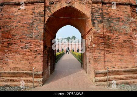 Bagerhat, Bangladesh - il 21 gennaio 2021: La Moschea della Sessanta cupola è una moschea del Bangladesh. Fa parte della città della moschea di Bagerhat, un mondo UNESCO He Foto Stock