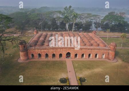 Bagerhat, Bangladesh - il 21 gennaio 2021: La Moschea della Sessanta cupola è una moschea del Bangladesh. Fa parte della città della moschea di Bagerhat, un mondo UNESCO He Foto Stock