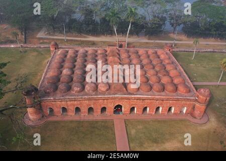 Bagerhat, Bangladesh - il 21 gennaio 2021: La Moschea della Sessanta cupola è una moschea del Bangladesh. Fa parte della città della moschea di Bagerhat, un mondo UNESCO He Foto Stock