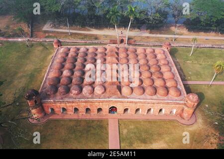 Bagerhat, Bangladesh - il 21 gennaio 2021: La Moschea della Sessanta cupola è una moschea del Bangladesh. Fa parte della città della moschea di Bagerhat, un mondo UNESCO He Foto Stock