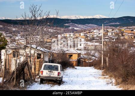 Vista sulla catena montuosa innevata di Stara Planina Un villaggio in Bulgaria Foto Stock