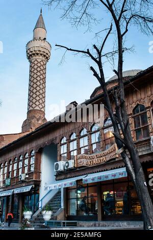 Minareto della moschea di Dzhumaya visibile sopra una caffetteria turca a Plovdiv., Bulgaria Foto Stock