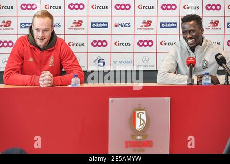 Il portiere di Standard Arnaud Bodart e il capo allenatore di Standard Mbaye Leye hanno ritratto durante una conferenza stampa della squadra di calcio belga Standard de Liege, Foto Stock